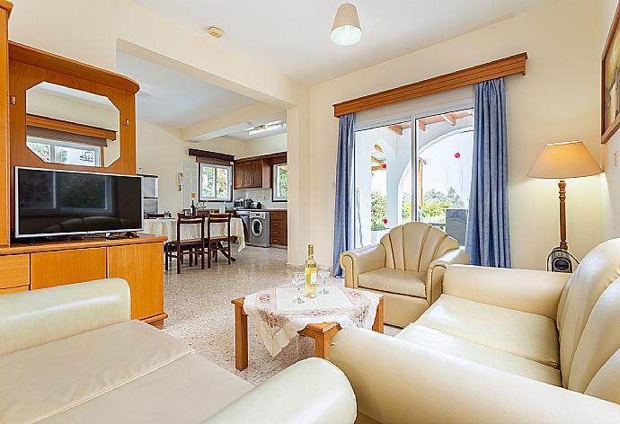 Open-plan living room with sofas, dining area, kitchen, WiFi internet, and satellite TV . - Argaka Sun Villa Ena . (Galleria fotografica) }}