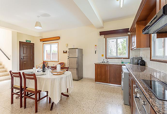 Equipped kitchen . - Argaka Sun Villa Ena . (Photo Gallery) }}