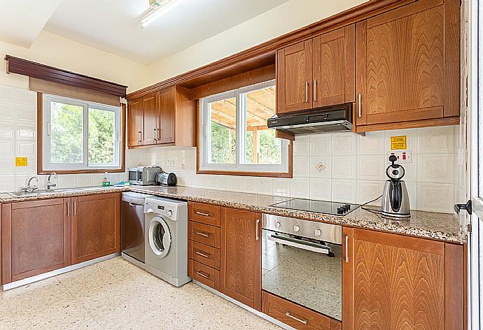 Equipped kitchen . - Argaka Sun Villa Ena . (Fotogalerie) }}