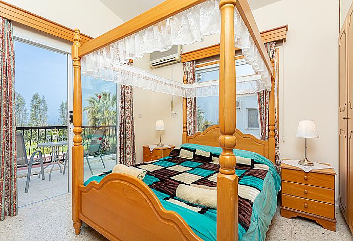 Double bedroom with en suite bathroom, A/C, sea views, and balcony access . - Argaka Sun Villa Ena . (Галерея фотографий) }}