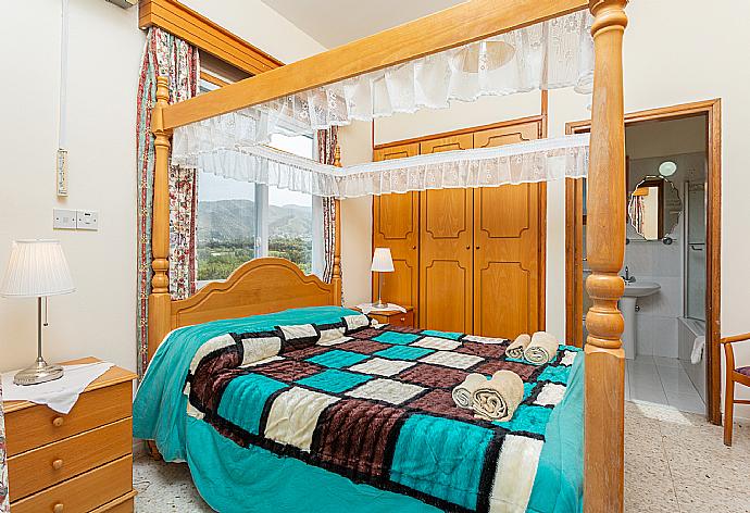 Double bedroom with en suite bathroom, A/C, sea views, and balcony access . - Argaka Sun Villa Ena . (Fotogalerie) }}