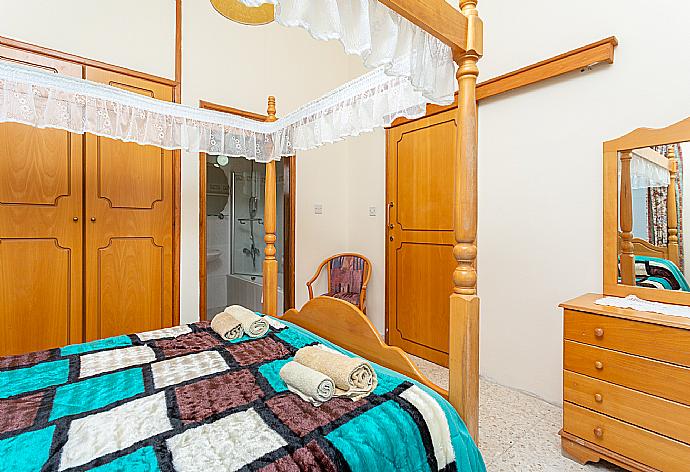 Double bedroom with en suite bathroom, A/C, sea views, and balcony access . - Argaka Sun Villa Ena . (Галерея фотографий) }}