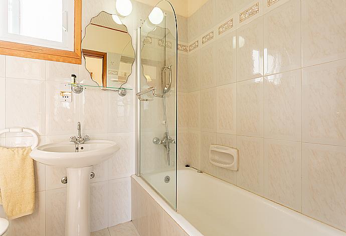 En suite bathroom with bath and shower . - Argaka Sun Villa Ena . (Galería de imágenes) }}