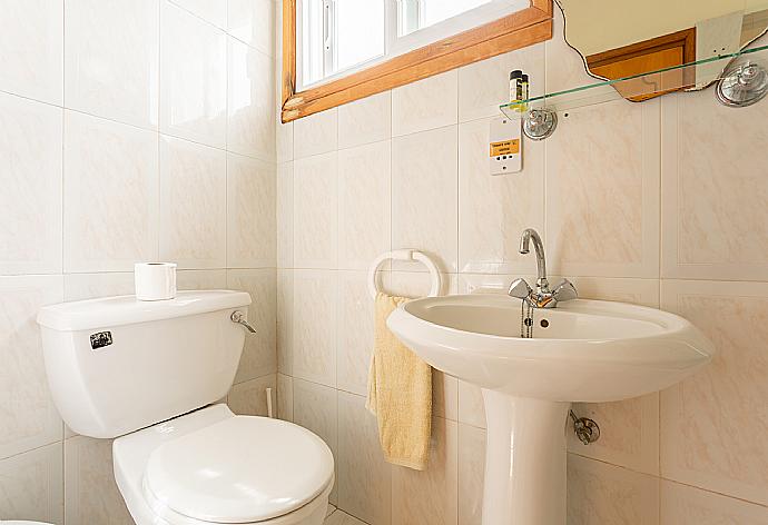 En suite bathroom with bath and shower . - Argaka Sun Villa Ena . (Fotogalerie) }}