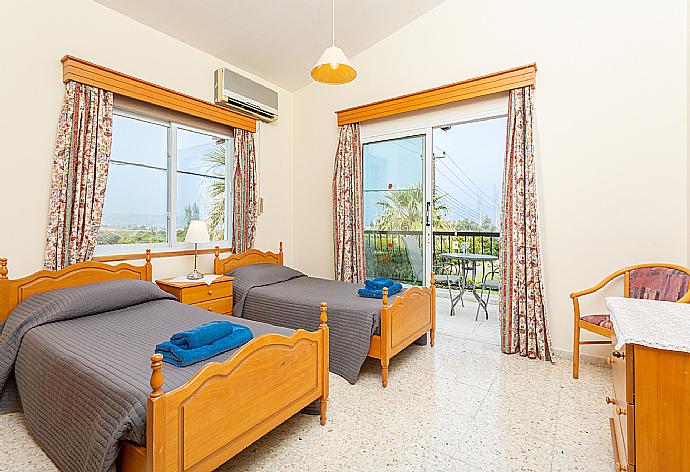 Twin bedroom with en suite bathroom, A/C, sea views, and balcony access . - Argaka Sun Villa Ena . (Fotogalerie) }}