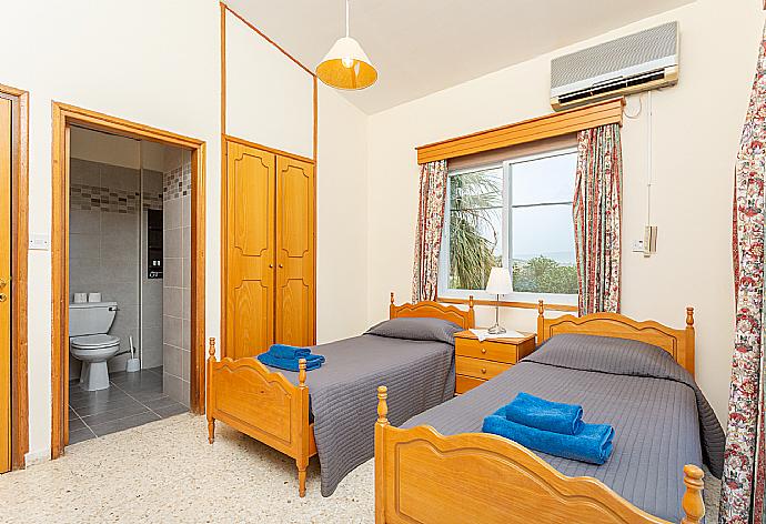 Twin bedroom with en suite bathroom, A/C, sea views, and balcony access . - Argaka Sun Villa Ena . (Fotogalerie) }}