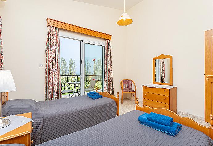 Twin bedroom with en suite bathroom, A/C, sea views, and balcony access . - Argaka Sun Villa Ena . (Galleria fotografica) }}