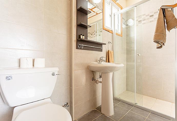 En suite bathroom with shower . - Argaka Sun Villa Ena . (Galerie de photos) }}