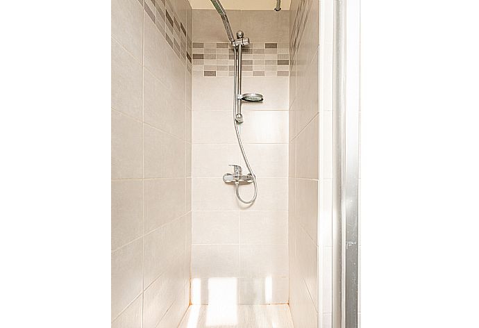 En suite bathroom with shower . - Argaka Sun Villa Ena . (Photo Gallery) }}