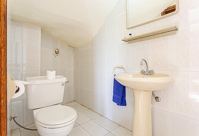 Family bathroom with shower . - Argaka Sun Villa Ena . (Galería de imágenes) }}