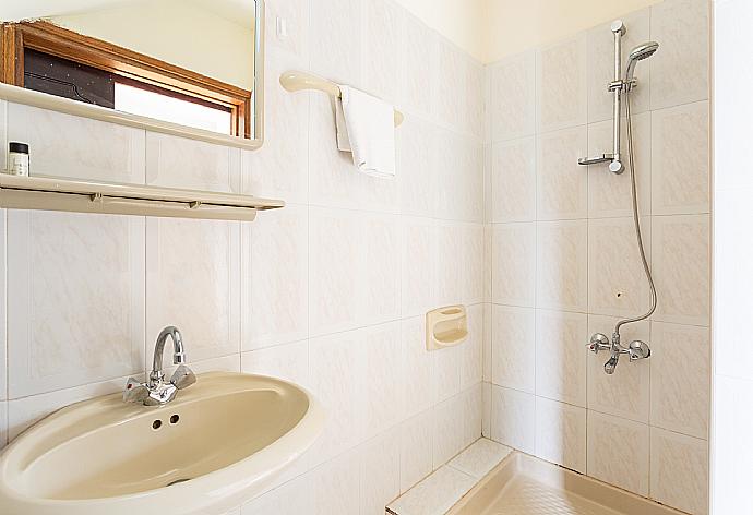 Family bathroom with shower . - Argaka Sun Villa Ena . (Galerie de photos) }}