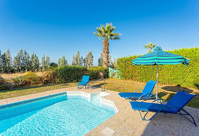 Private pool and terrace . - Argaka Sun Villa Ena . (Галерея фотографий) }}