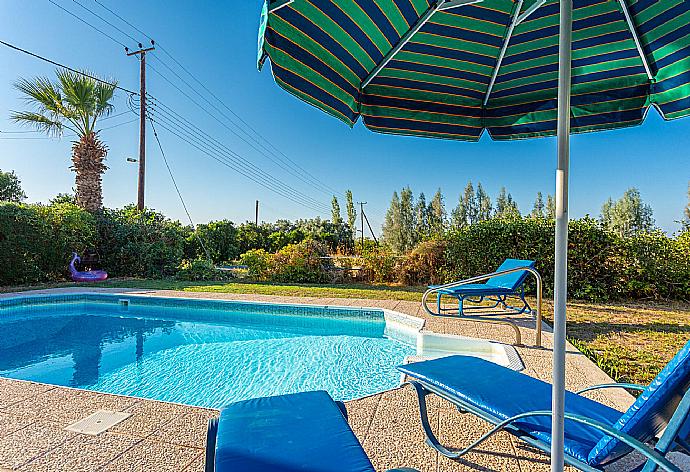 Private pool and terrace . - Argaka Sun Villa Ena . (Galerie de photos) }}