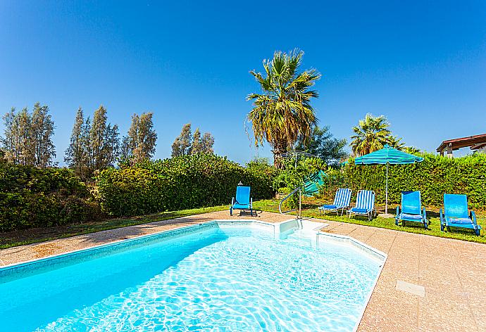 Private pool, terrace, and garden . - Argaka Sun Villa Thio . (Galleria fotografica) }}