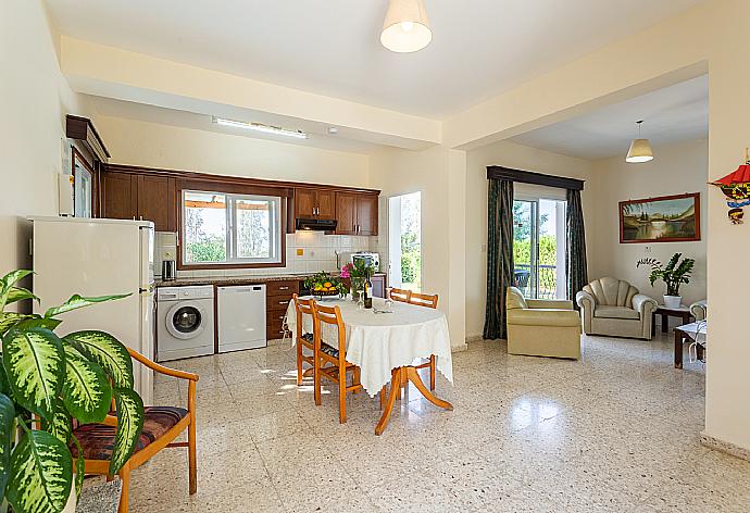 Open-plan living room with sofas, dining area, kitchen, WiFi internet, and TV . - Argaka Sun Villa Thio . (Galleria fotografica) }}