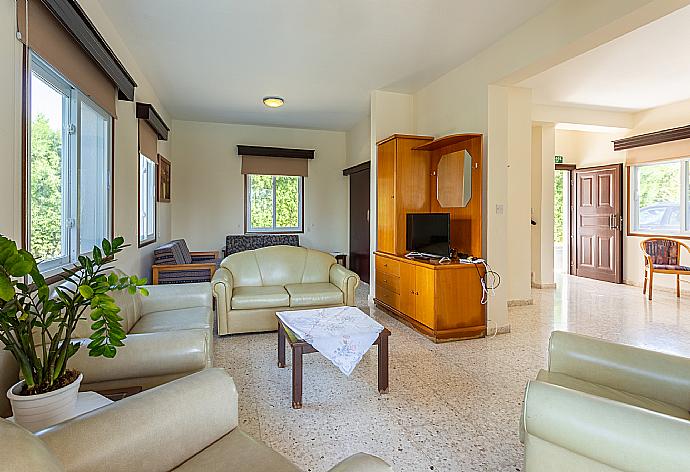 Open-plan living room with sofas, dining area, kitchen, WiFi internet, and TV . - Argaka Sun Villa Thio . (Galleria fotografica) }}