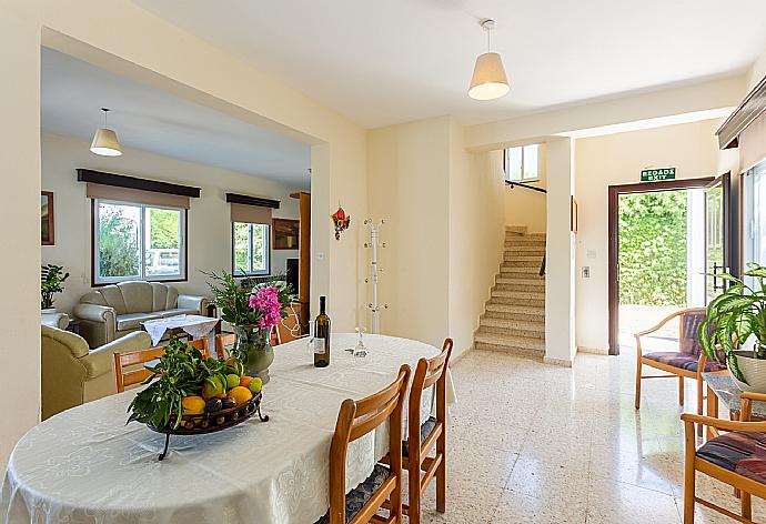 Open-plan living room with sofas, dining area, kitchen, WiFi internet, and TV . - Argaka Sun Villa Thio . (Galleria fotografica) }}