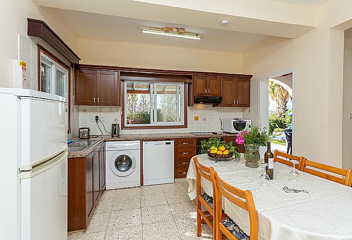 Equipped kitchen . - Argaka Sun Villa Thio . (Galerie de photos) }}