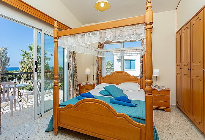 Double bedroom with en suite bathroom, A/C, and balcony access with sea views . - Argaka Sun Villa Thio . (Galleria fotografica) }}