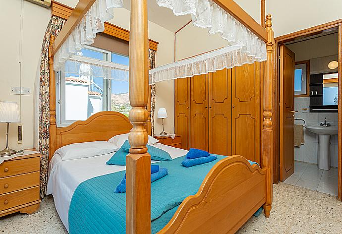 Double bedroom with en suite bathroom, A/C, and balcony access with sea views . - Argaka Sun Villa Thio . (Галерея фотографий) }}