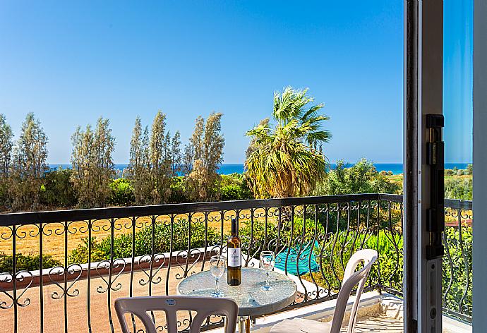 Balcony with sea views . - Argaka Sun Villa Thio . (Galería de imágenes) }}