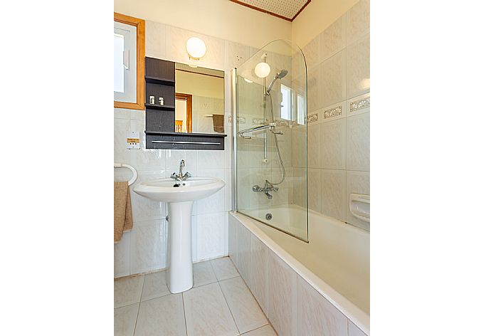 En suite bathroom with bath and shower . - Argaka Sun Villa Thio . (Galería de imágenes) }}