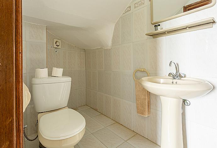 Family bathroom with shower . - Argaka Sun Villa Thio . (Galería de imágenes) }}