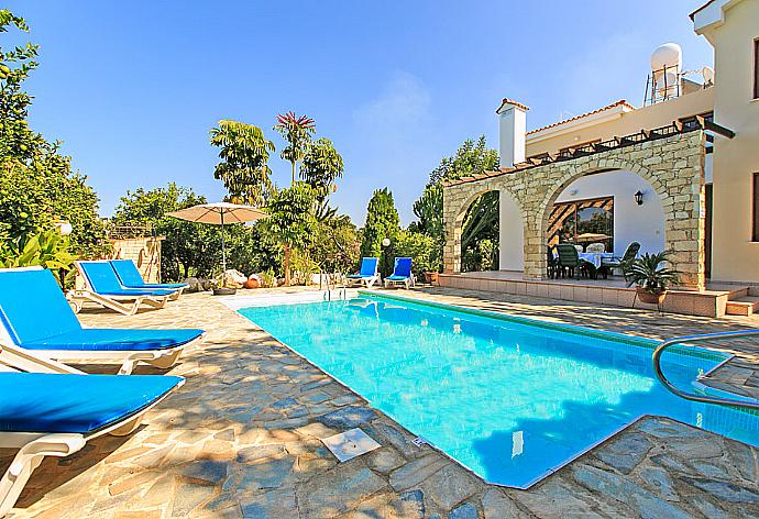 Private pool with terrace area . - Villa Solon . (Fotogalerie) }}