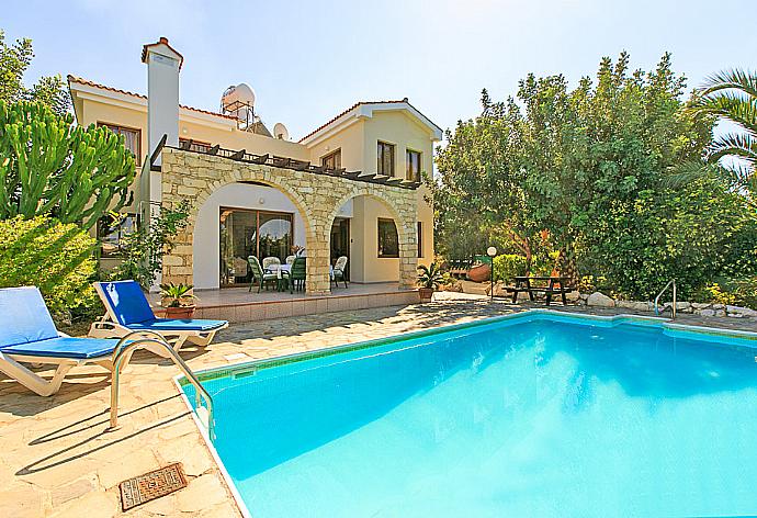 ,Private pool with terrace area . - Villa Solon . (Fotogalerie) }}