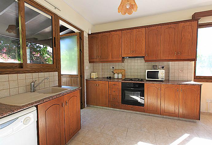 Equipped kitchen, dining area and terrace access . - Villa Solon . (Galería de imágenes) }}