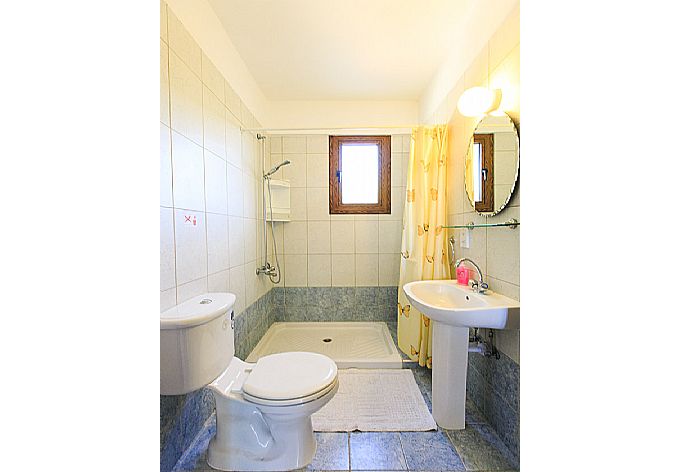 Bathroom with shower . - Villa Solon . (Galleria fotografica) }}