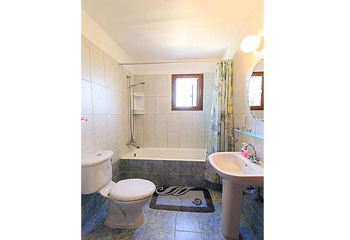 Bathroom with bath and overhead shower . - Villa Solon . (Photo Gallery) }}