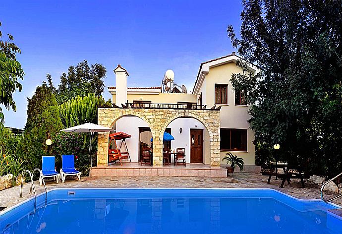 Private pool with terrace area . - Villa Solon . (Fotogalerie) }}