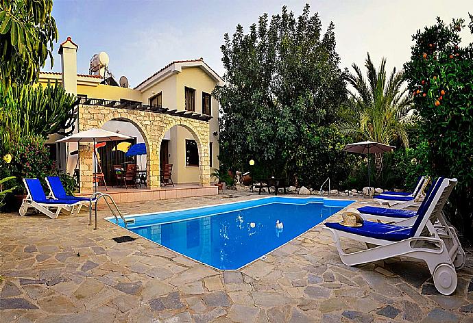 Private pool with terrace area . - Villa Solon . (Fotogalerie) }}