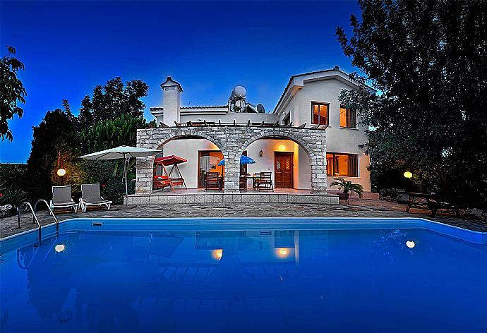 Private pool with terrace area . - Villa Solon . (Fotogalerie) }}