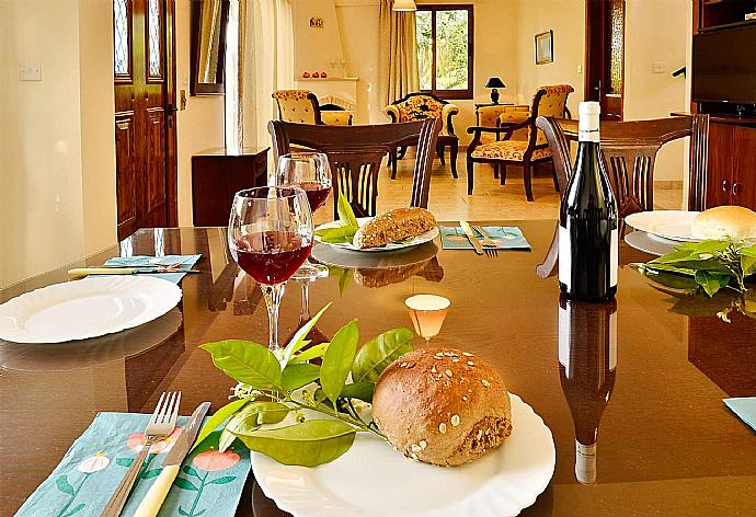 Dining area . - Villa Solon . (Fotogalerie) }}