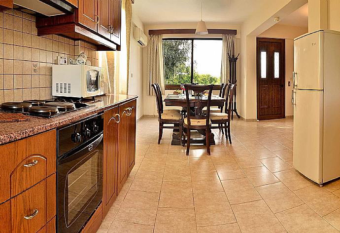 Equipped kitchen, dining area and terrace access . - Villa Solon . (Galería de imágenes) }}