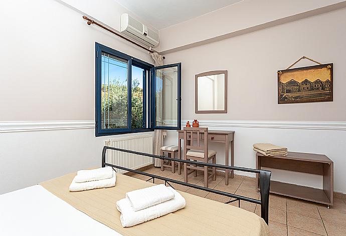 Double bedroom with A/C . - Villa Dimitra . (Fotogalerie) }}