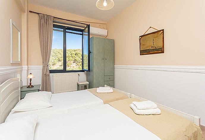 Twin bedroom with A/C . - Villa Dimitra . (Galería de imágenes) }}