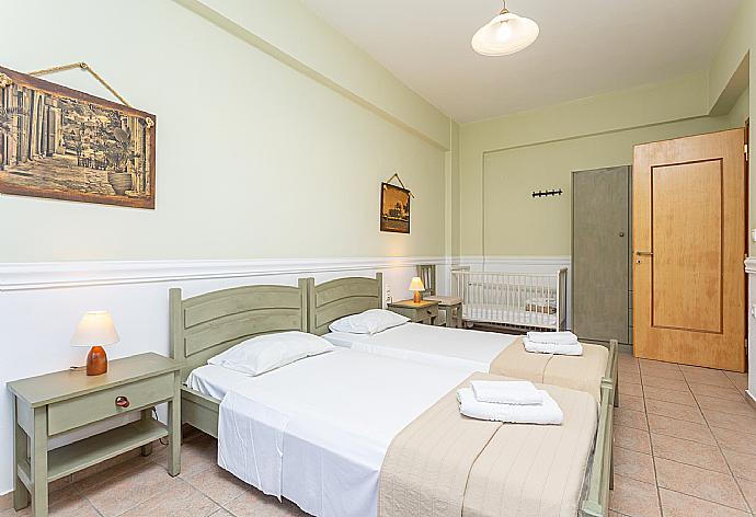 Twin bedroom with A/C . - Villa Dimitra . (Galería de imágenes) }}