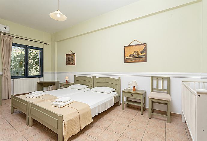 Twin bedroom with A/C . - Villa Dimitra . (Galería de imágenes) }}