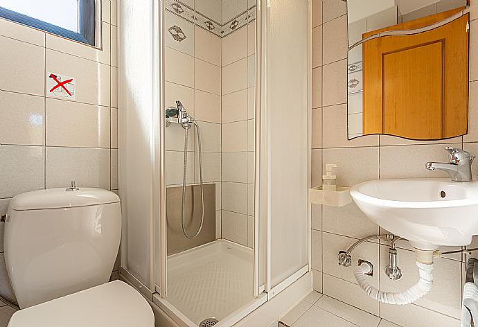 Family bathroom with shower . - Villa Dimitra . (Galerie de photos) }}