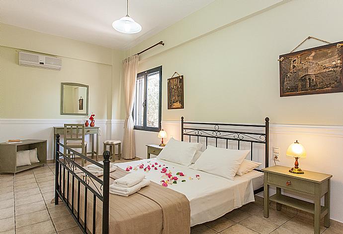 Double bedroom with A/C . - Villa Manolis . (Photo Gallery) }}