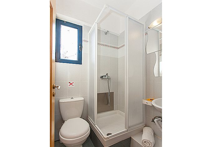 Bathroom with shower . - Villa Manolis . (Galería de imágenes) }}