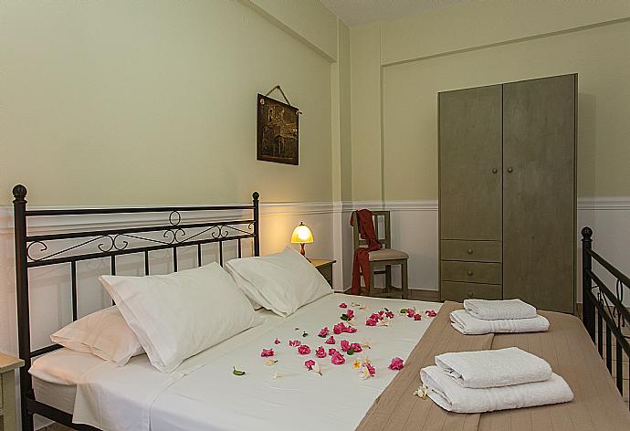 Double bedroom with A/C . - Villa Manolis . (Galería de imágenes) }}