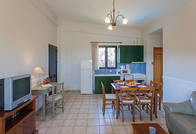 Equipped kitchen and dining area . - Villa Manolis . (Galerie de photos) }}