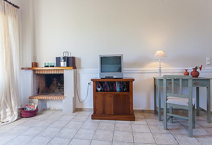 Living room with WiFi, TV, DVD player and A/C . - Villa Manolis . (Galleria fotografica) }}