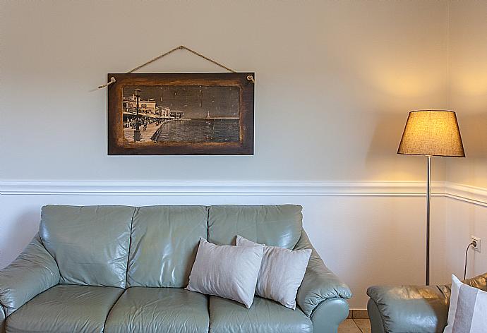 Living room with WiFi, TV, DVD player and A/C . - Villa Manolis . (Galleria fotografica) }}