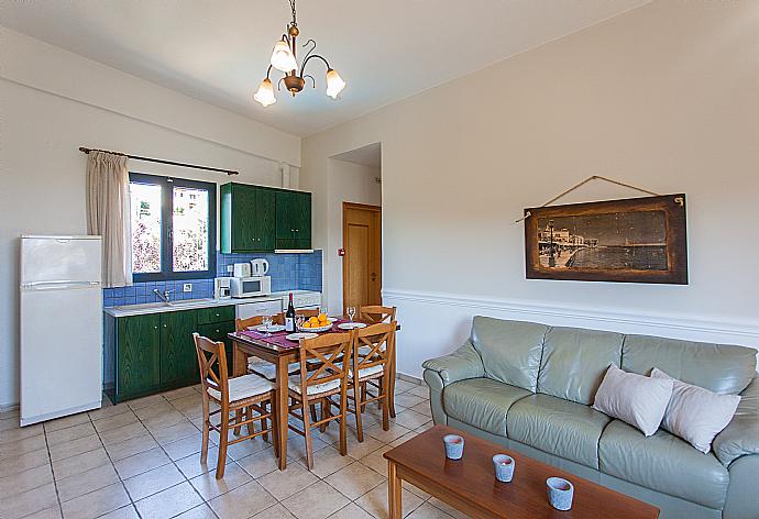 Equipped kitchen and dining area . - Villa Manolis . (Fotogalerie) }}