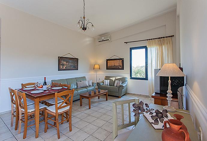 Open living/dining area . - Villa Manolis . (Fotogalerie) }}